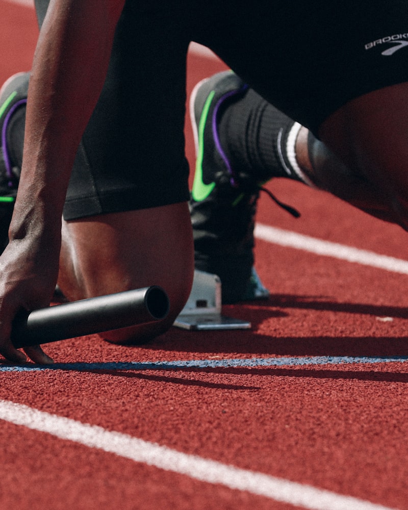 人人体育直播团队在现代化演播控制室工作的场景，大屏幕上显示多场直播画面